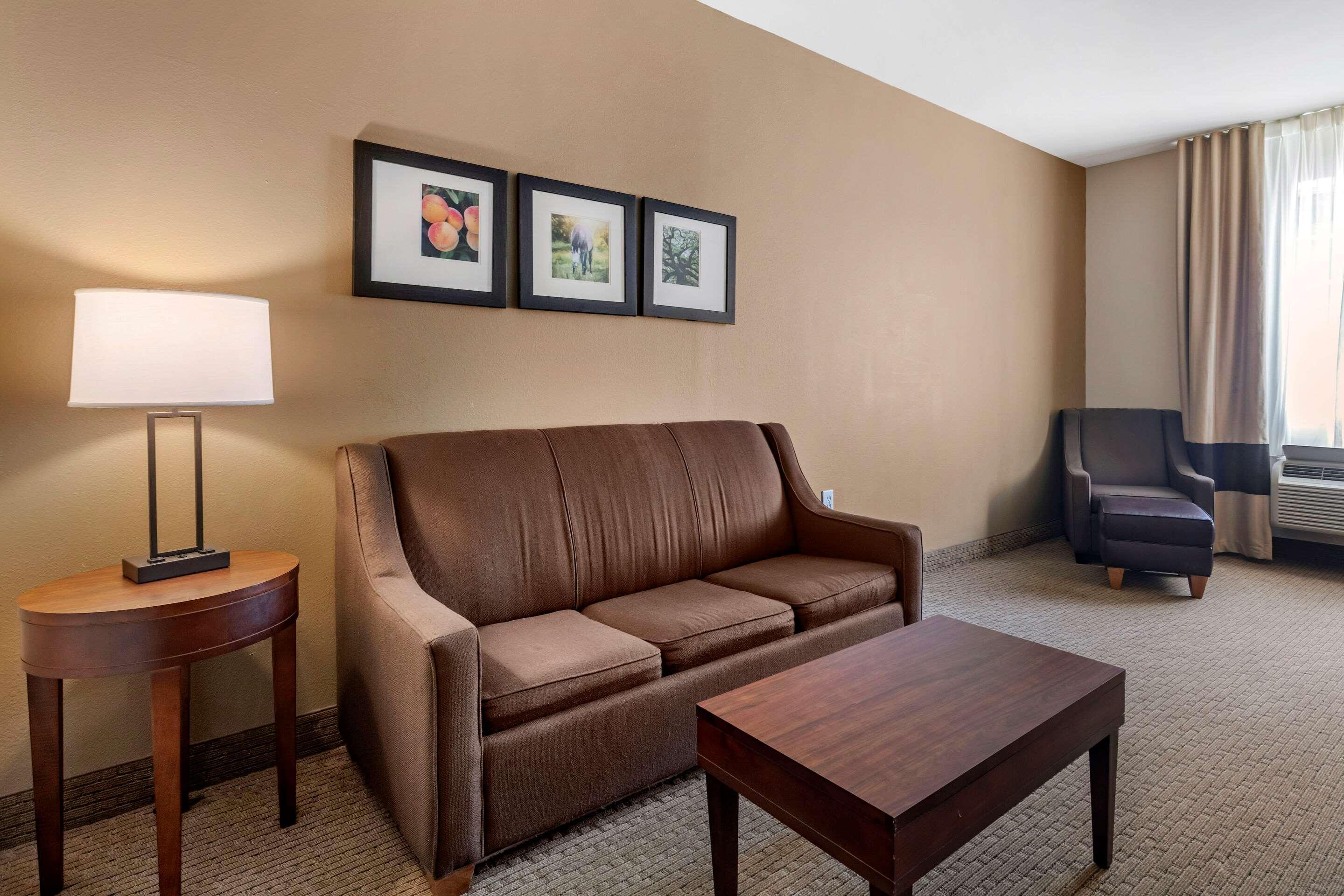 Comfort Inn & Suites Villa Rica Exterior photo
