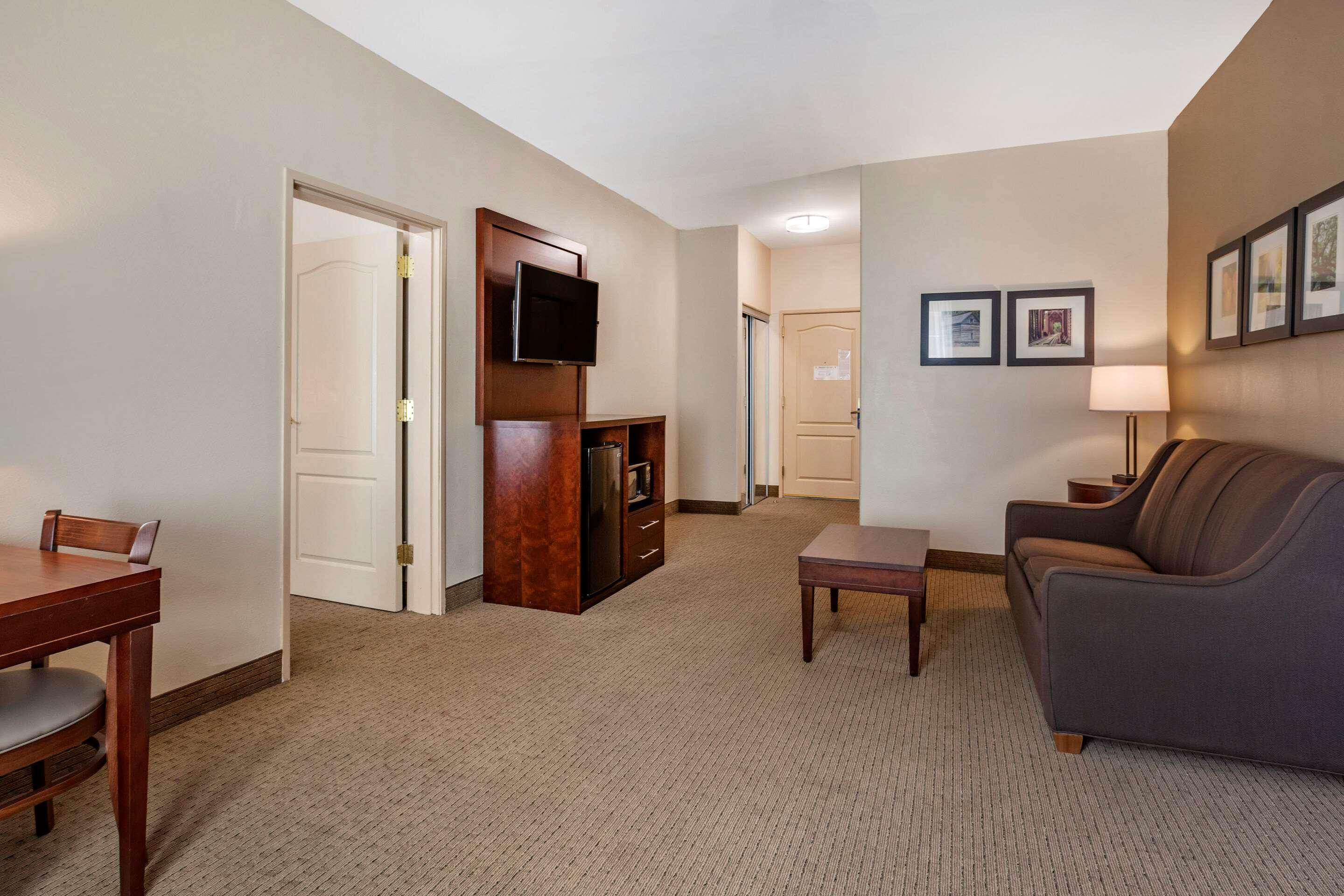 Comfort Inn & Suites Villa Rica Exterior photo