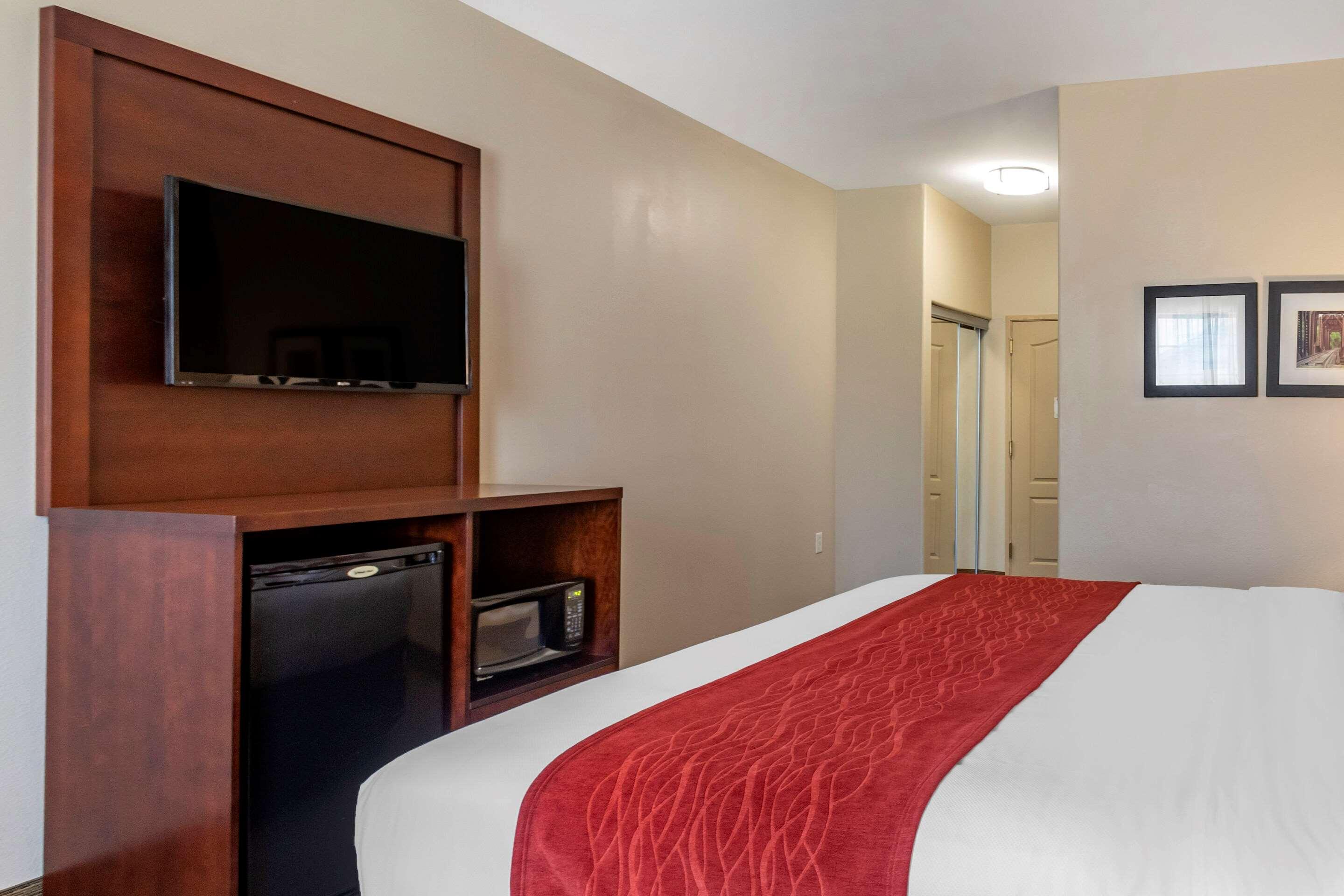 Comfort Inn & Suites Villa Rica Exterior photo